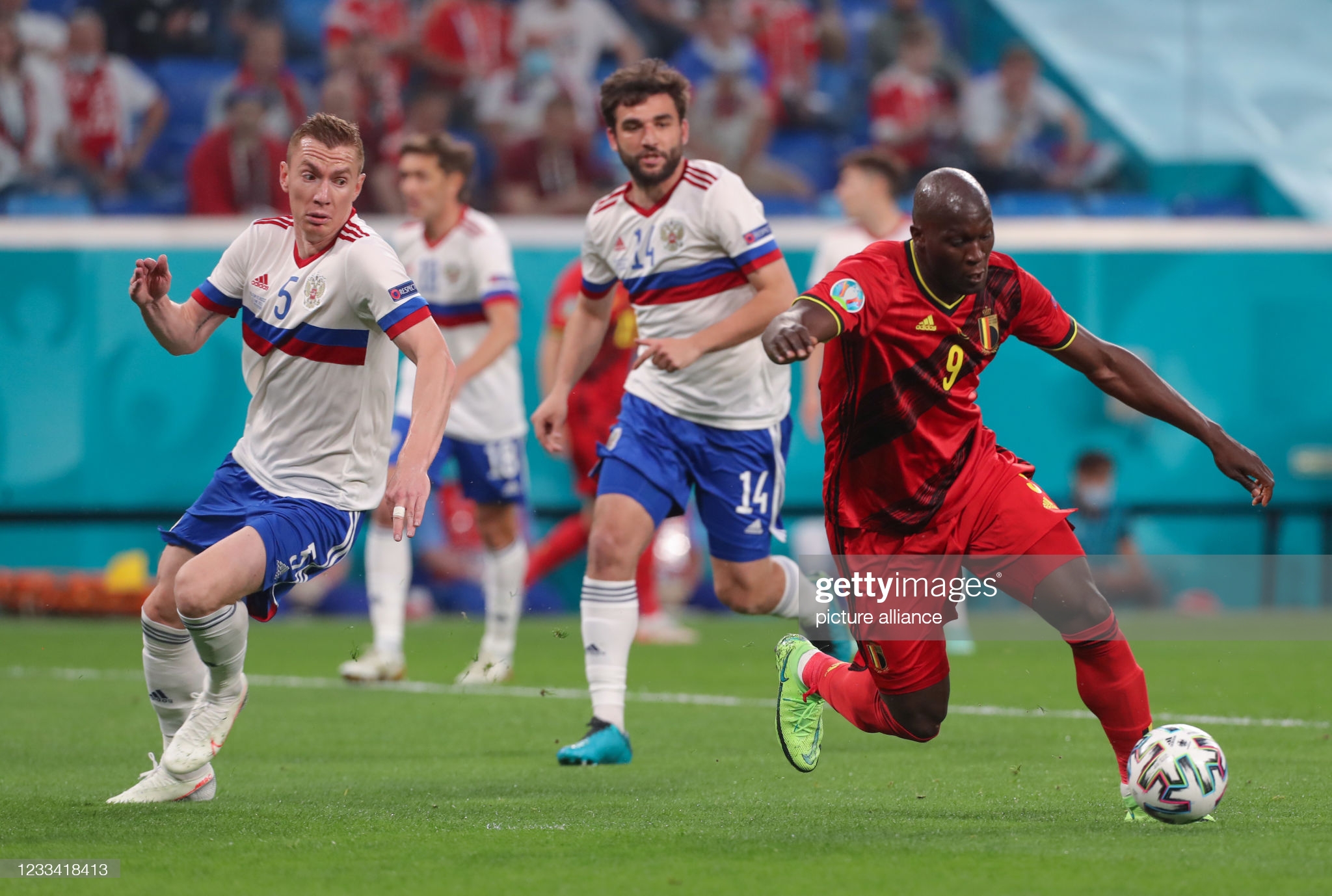 Romelu Lukaku - người hùng sắm nhiều vai